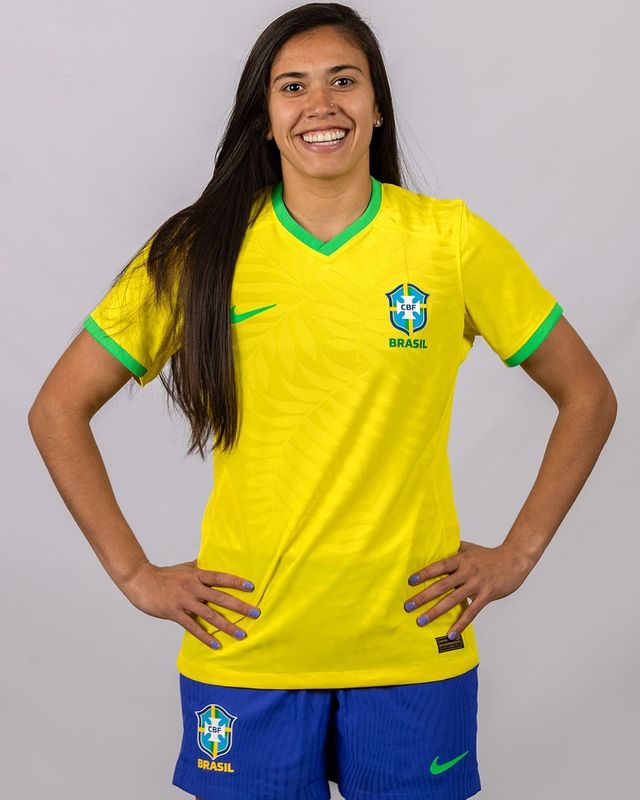 No dia 24 de junho de 2023, a treinadora Pia Sundhage, convocou as 23 jogadoras que disputarão a taça e mais 3 jogadoras que estão na lista de suplentes em caso de algumas das 23 jogadoras não possam disputar o torneio. Dentro das 23 jogadoras, claro que temos surpresas, no entanto esse não é o alvo do nosso artigo, falaremos em especial de uma das jogadoras; Antônia Silva.(Foto: redes sociais @antoniasilva_03 )