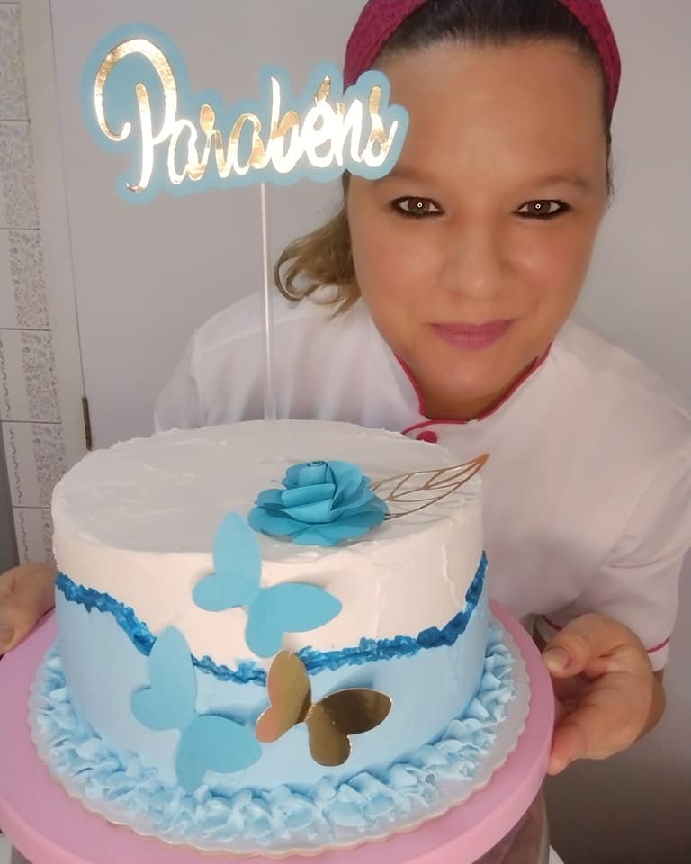 Danni Valadares Figueiró é uma jornalista que descobriu sua paixão pelos cupcakes ao folhear uma de suas revistas preferidas. Essa descoberta foi o ponto de partida para sua jornada empreendedora. (Foto: arquivo pessoal)