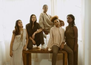 Coordenado pelo Ministério das Mulheres e envolvendo uma força-tarefa interministerial, o Pacto surge como resposta à urgência de prevenir não apenas o feminicídio em si, mas toda forma de misoginia, discriminação e violência de gênero que antecede o crime final.